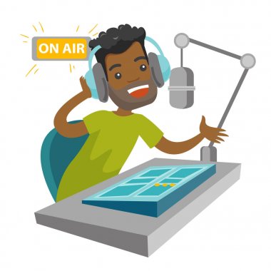 Radyo stüdyoda çalışma Afrika radyo ev sahibi.
