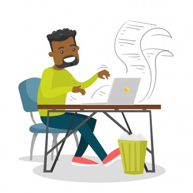 Afrikalı-Amerikalı genç bir dizüstü bilgisayarda yazarak.