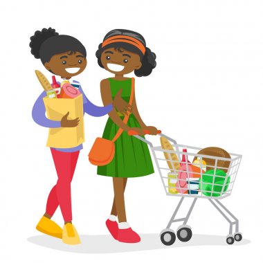 Afrikalı kadınlar bakkal dükkanında alışveriş yaparken.
