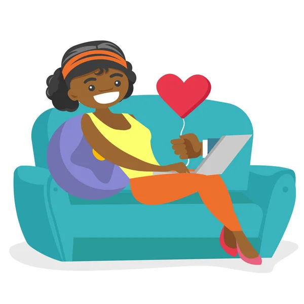 Afro-Amerikaanse vrouw dating online met behulp van laptop. — Stockvector