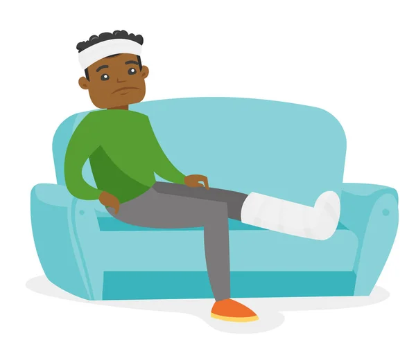 Африканский мужчина со сломанной ногой сидит на диване . — стоковый вектор