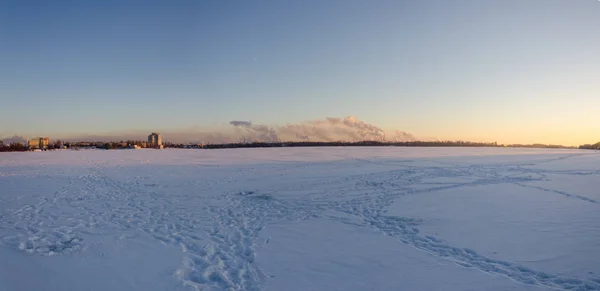 Mroźny zachód słońca nad rzeką Voronezh. Panorama z zakład Metalurgiczny Novolipetsk. — Zdjęcie stockowe