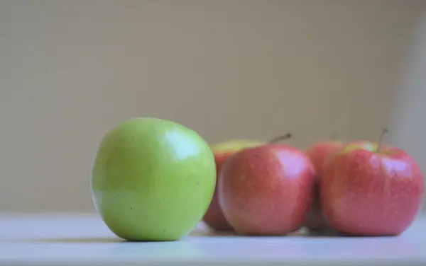 Hintergrund mit Äpfeln — Stockfoto
