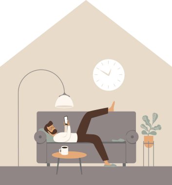 Uyuşuk bir akıllı telefonun üzerinde yatan tembel bir adam. Sosyal medyada sohbet, oyalama. Coronavirus COVID-19 karantina öz izolasyonu için düz vektör kavramı