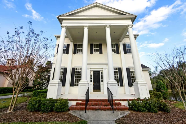 Una casa colonial — Foto de Stock