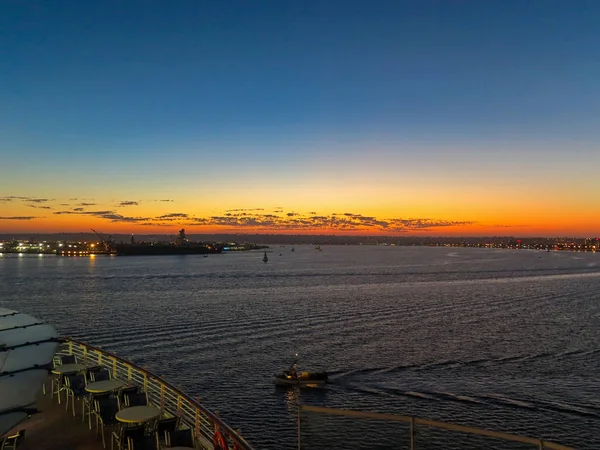 Pôr-do-sol navio de cruzeiro — Fotografia de Stock