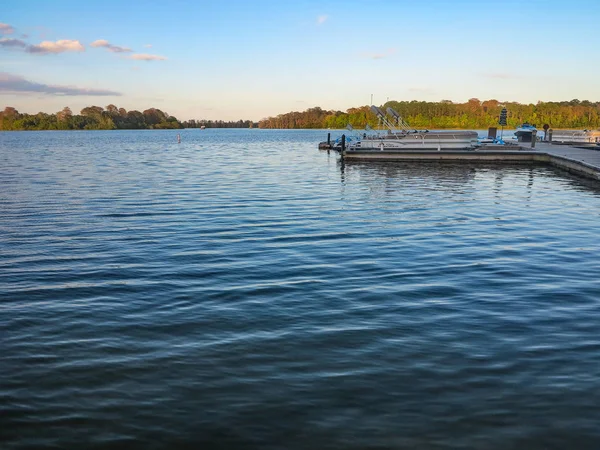 Озеро с лодками — стоковое фото