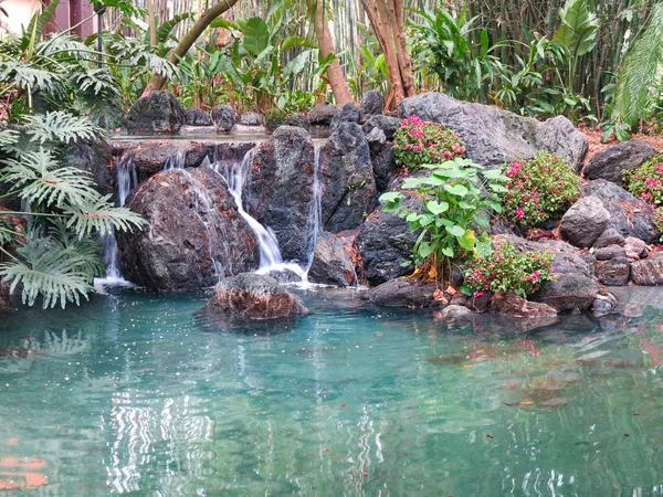 Una pequeña cascada — Foto de Stock