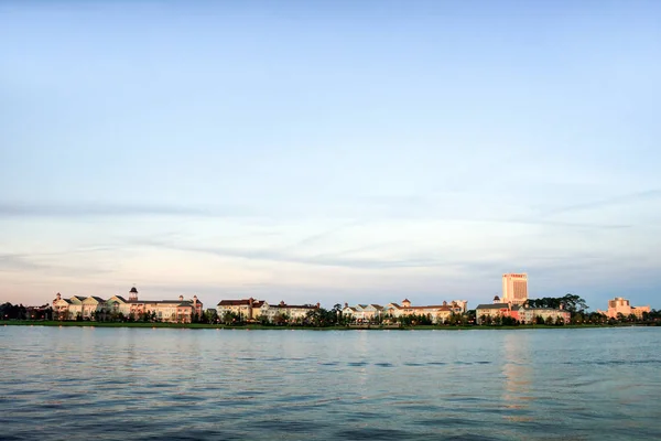 건물 및 호수 — 스톡 사진