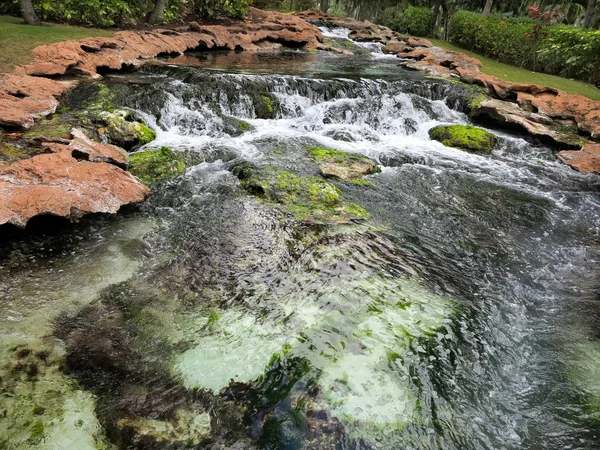 Flusso con piccola cascata — Foto Stock