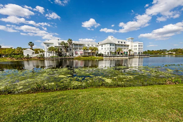 Hotel and Lake — Stock Photo, Image