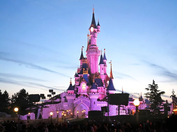 Disneyland Paris Castle gün batımında