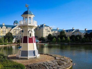 Marne-La-Vallee, Fransa-29 Temmuz 2016 - göl Disney ve Disney'in Newport Bay Club at Disneyland Resort Paris fenerinde.