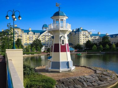 Marne-La-Vallee, Fransa-29 Temmuz 2016 - göl Disney ve Disney'in Newport Bay Club at Disneyland Resort Paris fenerinde.