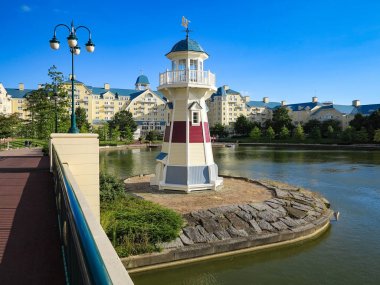 Marne-La-Vallee, Fransa-29 Temmuz 2016 - göl Disney ve Disney'in Newport Bay Club at Disneyland Resort Paris fenerinde.