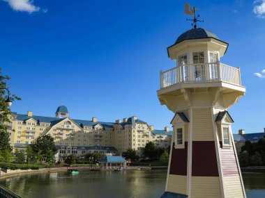 Marne-La-Vallee, Fransa-29 Temmuz 2016 - göl Disney ve Disney'in Newport Bay Club at Disneyland Resort Paris fenerinde.