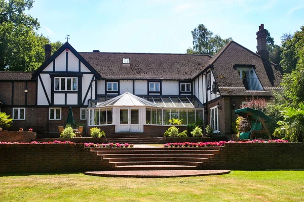 Large Estate Home Stile Tudor Nel Regno Unito — Foto Stock