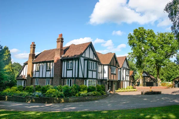 Una Casa Grandes Propiedades Estilo Tudor Reino Unido — Foto de Stock