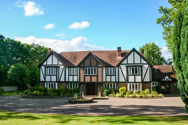 Large Estate Home Stile Tudor Nel Regno Unito — Foto Stock