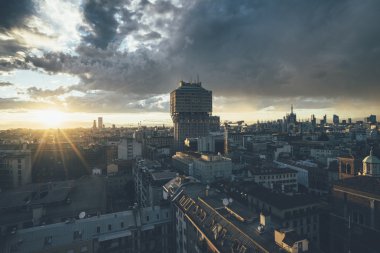 Milano, 2016 panoramik manzarası ile arka plan üzerinde İtalyan Alpleri -