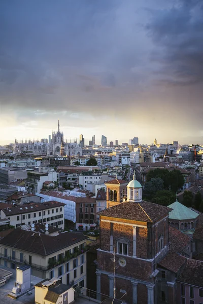 Milano, 2016 skyline panoramico con le Alpi italiane sullo sfondo  - — Foto Stock
