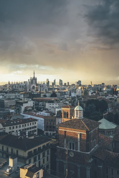 Milano, 2016 skyline panoramico con le Alpi italiane sullo sfondo  - — Foto Stock