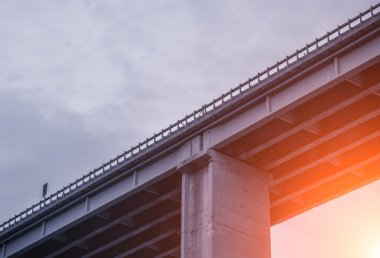 Beton yükseltilmiş otoyol gelmek