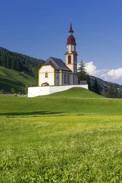 Obernberg am Brenner with austrian alps on background — Stock Photo, Image