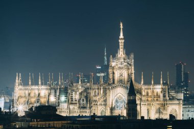 Duomo di Milano gece Milan Skyline ile