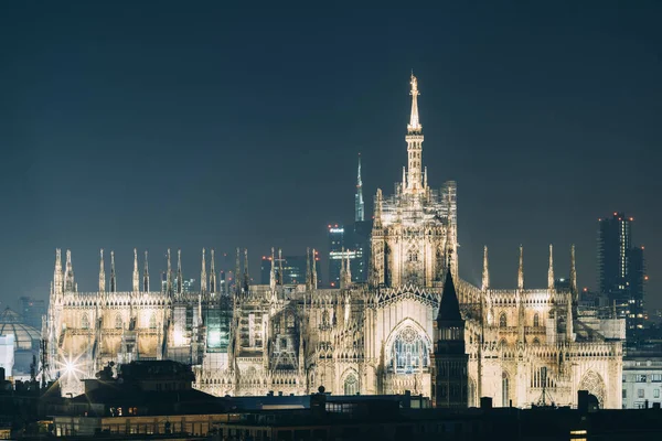 Duomo di Milano με στον ορίζοντα του Μιλάνου από τη νύχτα — Φωτογραφία Αρχείου