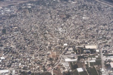 Eski binalar, alanlar ve Tel Aviv İsrail'in yeni gökdelenler