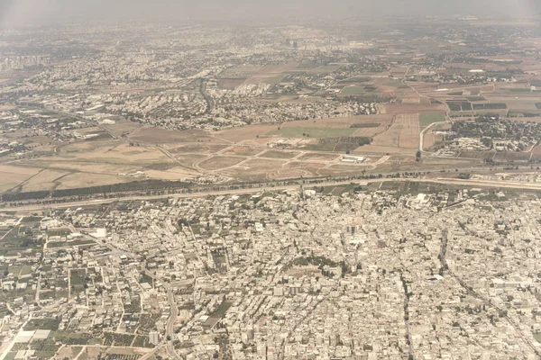 Edificios antiguos, campos y nuevos rascacielos en Tel Aviv, Israel —  Fotos de Stock