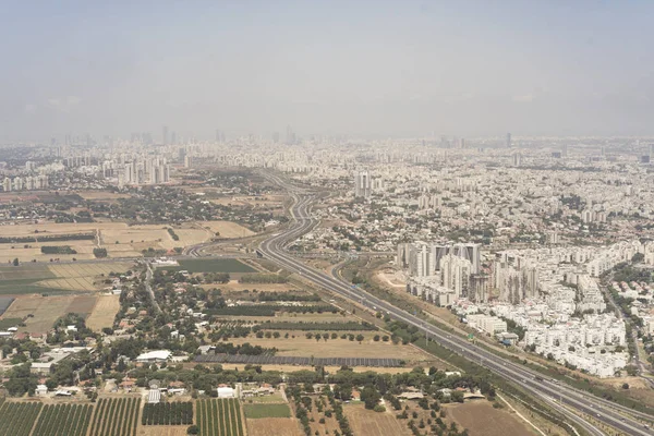 Gamle bygninger, åkrer og nye skyskrapere i Tel Aviv, Israel royaltyfrie gratis stockfoto