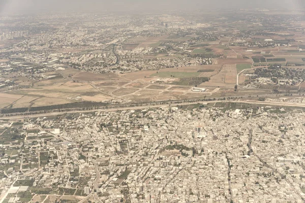 Edifícios antigos, campos e novos arranha-céus em Israel Fotos De Bancos De Imagens
