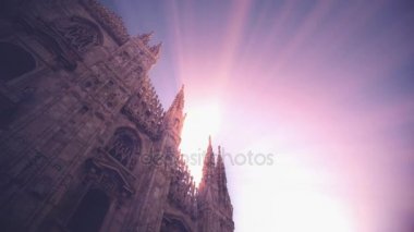Gün batımı görünümü Milan Katedrali (Duomo di Milano) ve piazza del Duomo güneş ışığı ve güneş ve sihirli atmosfer gelen ışınları ile Milano (İtalya)