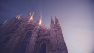 Gün batımı görünümü Milan Katedrali (Duomo di Milano) ve piazza del Duomo güneş ışığı ve güneş ve sihirli atmosfer gelen ışınları ile Milano (İtalya)