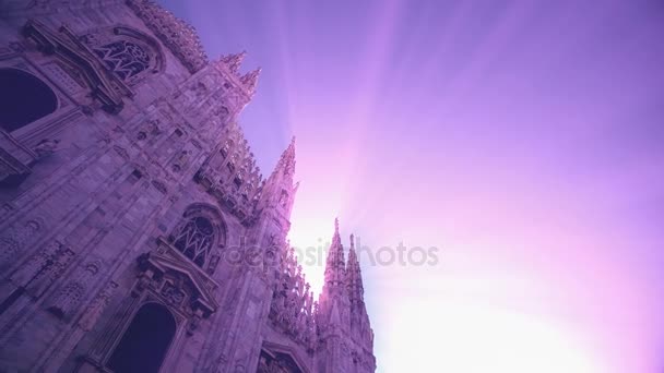 Západ slunce Milan Cathedral (Duomo di Milano) a náměstí piazza del Duomo v Miláně (Itálie) se slunečnímu záření a záření ze slunce a kouzelná atmosféra — Stock video