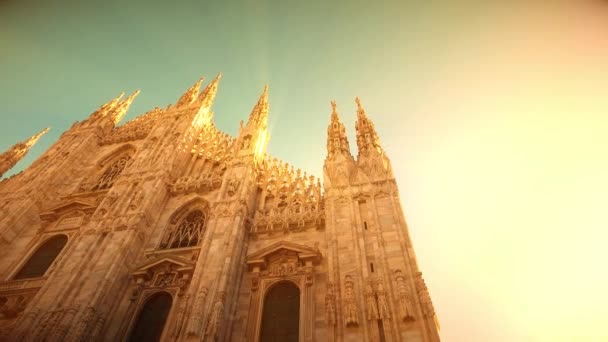 Veduta al tramonto del Duomo di Milano e di piazza del Duomo a Milano con luce solare e raggi del sole e atmosfera magica — Video Stock