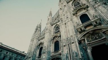 Gün batımı görünümü Milan Katedrali (Duomo di Milano) ve piazza del Duomo güneş ışığı ve güneş ve sihirli atmosfer gelen ışınları ile Milano (İtalya)