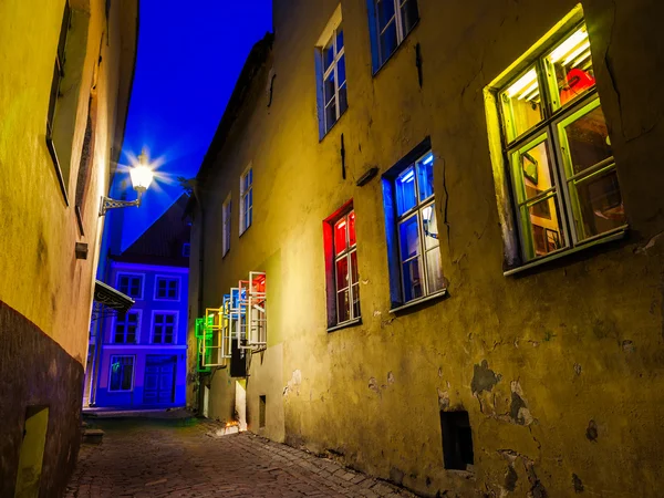 Средневековая улица и дом с освещённым окном в Таллинне — стоковое фото