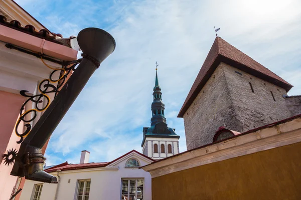 Água da chuva downspout como bota e vista da cidade velha de Tallinn — Fotografia de Stock