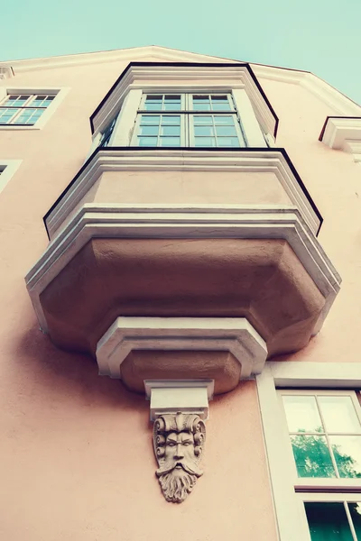 Balcon vintage de style Art Nouveau à Tallinn, Estonie . — Photo