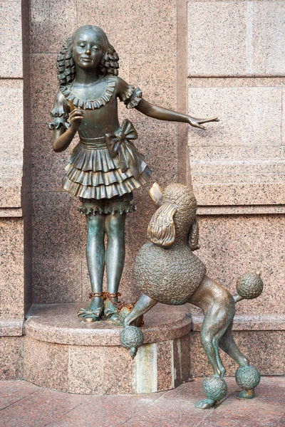 KIEV, UKRAINE - SEPTEMBER 23, 2016: sculpture of Malvina near puppet theater. — Stock Photo, Image