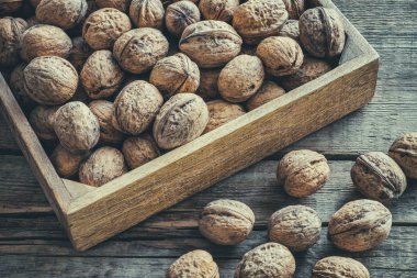 Ceviz ahşap kutusunda eski tablo, üstten görünüm.