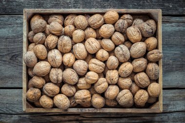 Ceviz ahşap kutusunda eski tablo, üstten görünüm. Tonda retro.