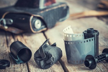 Eski fotoğraf film rulo ve kaset, arka plan üzerinde vintage fotoğraf makinesi.