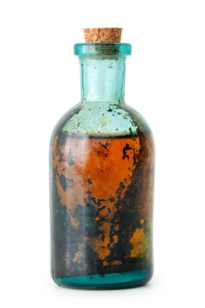 Flacone di infuso di erbe o olio essenziale primo piano su bianco . — Foto Stock