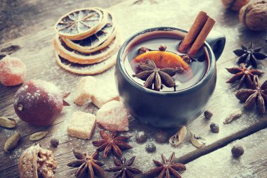 Siyah kupa ve Maddeler tablosundaki mulled şarap. Tonda retro.