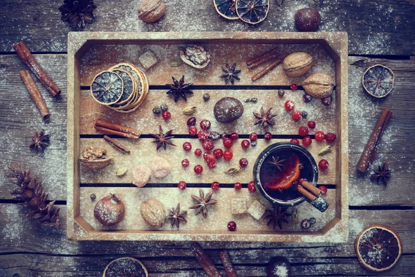 Glühwein in Zwarte mok met kruiden en ingrediënten in houten kist — Stockfoto