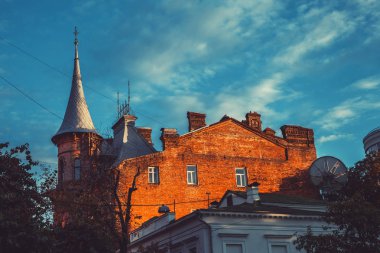 Akşam ışığı şatoda şövalye. Kiev, Ukr